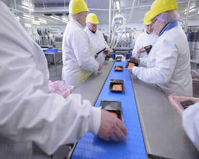supervisora revisando la calidad en linea de produccion